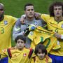 Brazília a meccs előtt a hiányzó Neymart sajnálta, a nézőtéren neymaros maszkban ültek az emberek, mezét a brazil himnusz alatt Júlio Cesar és David Luiz tartotta.
