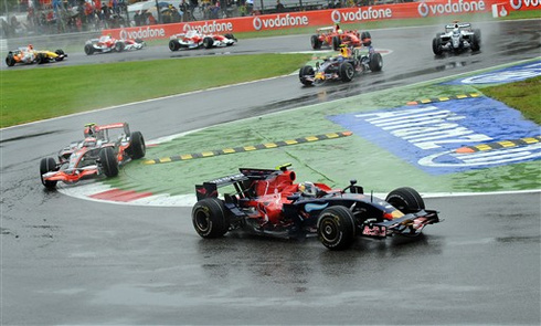 Vettel a rajttól irányított