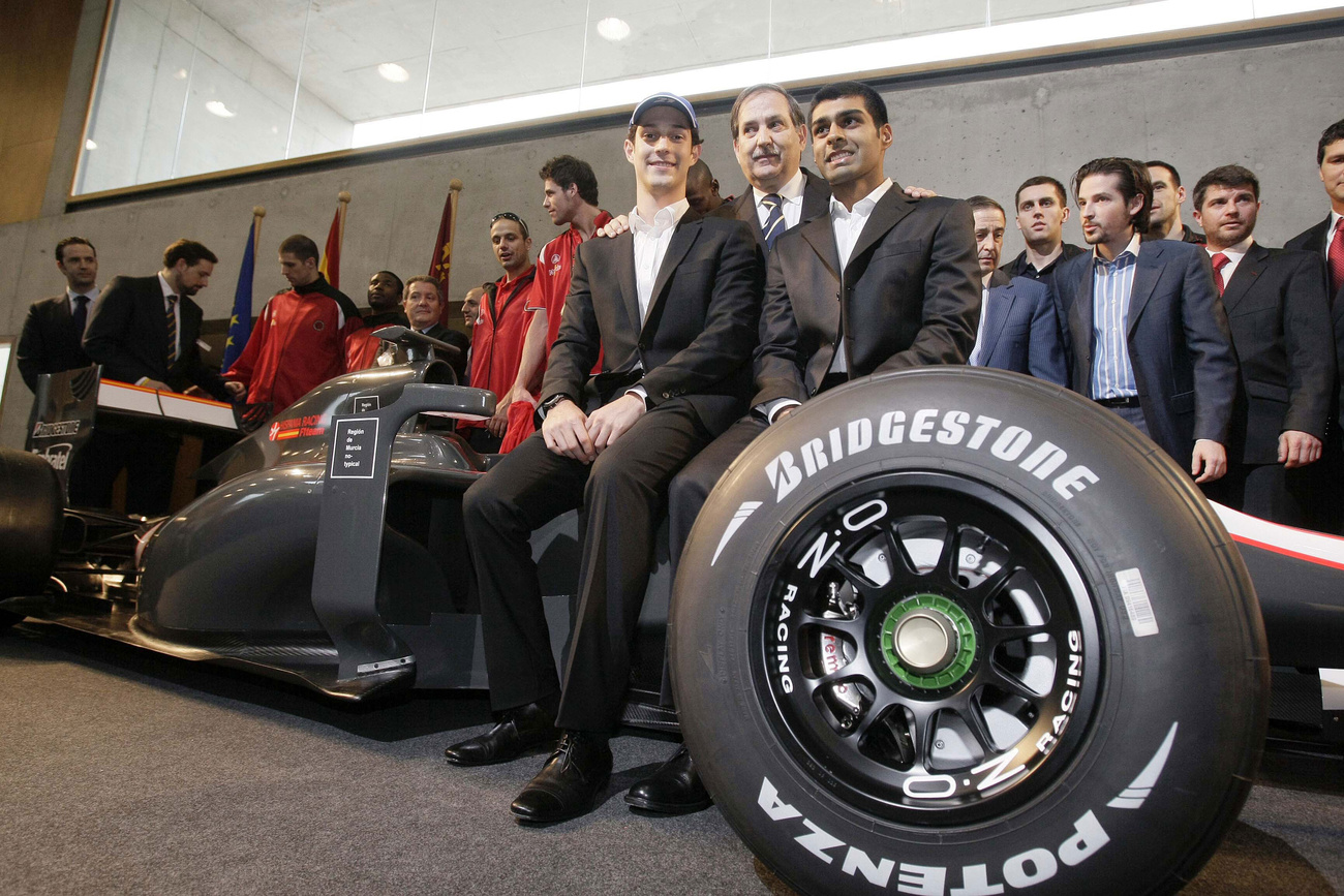 Senna és Chandhok a csapat igazgatója, Jose Ramon Carabante (középen) társaságában