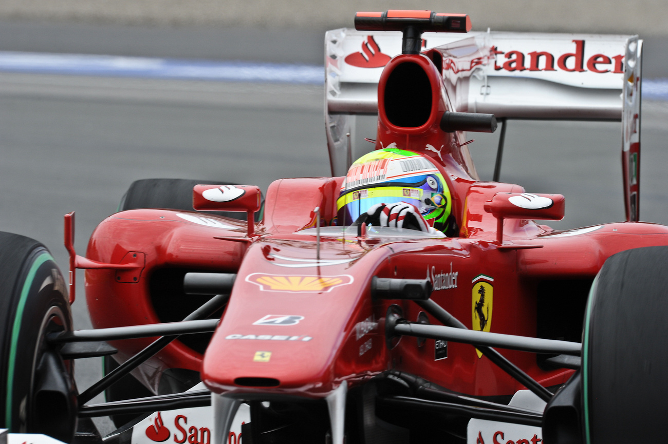 Lewis Hamiltonnak a levezető körben kifogyott a benzinje, így nem a saját autójában tért vissza a boxba