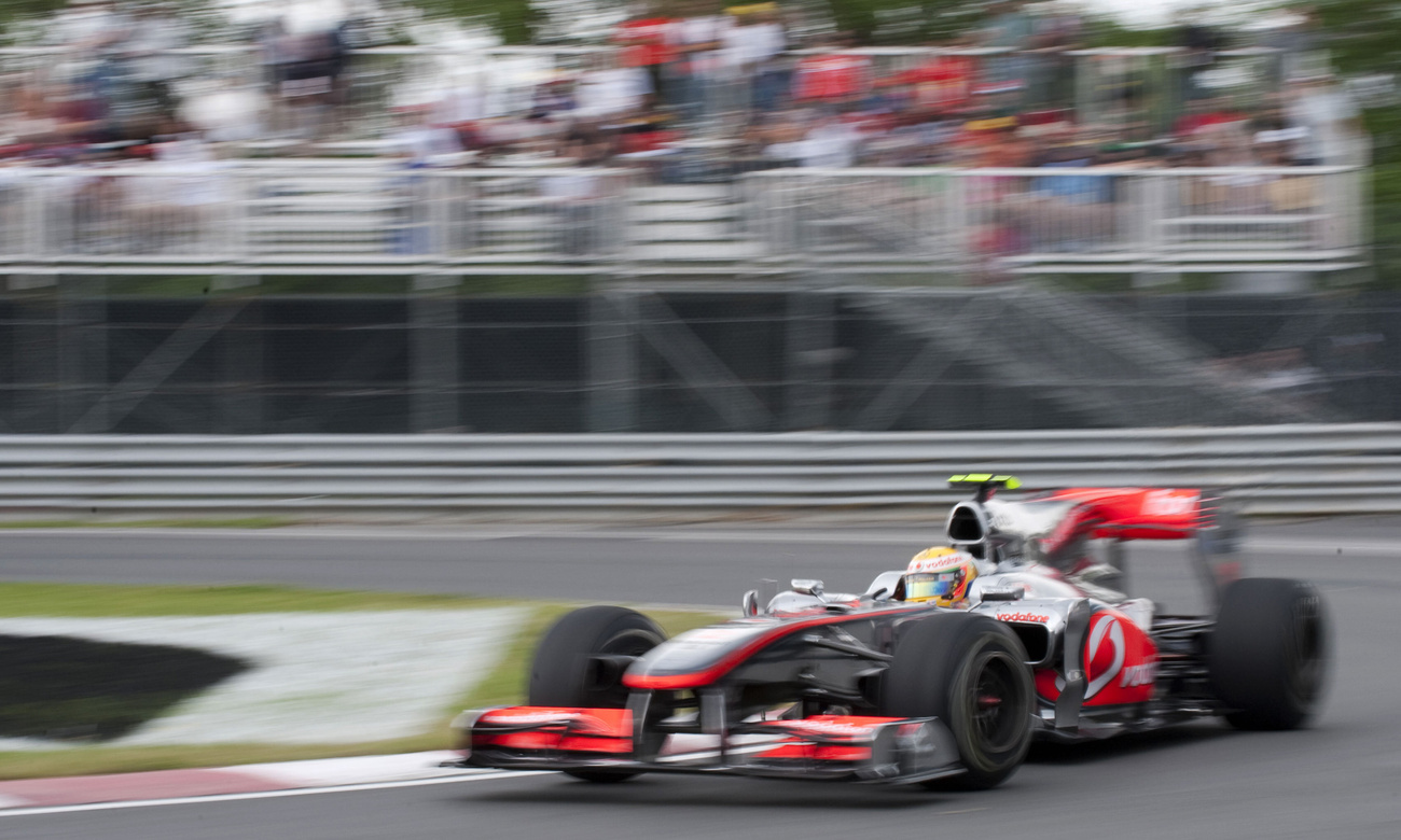 Lewis Hamiltonnak a levezető körben kifogyott a benzinje, így nem a saját autójában tért vissza a boxba