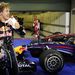 Vettel ünnepli győzelmét, háttérben Massa figyeli őt