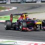 Vettel kigyorsít az Ascariból, a Red Bull keményen a jobb hátsóra támaszkodik