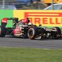 Grosjean becsúsztatja a Lotust az első sikánba, kis ellenkormányzással
