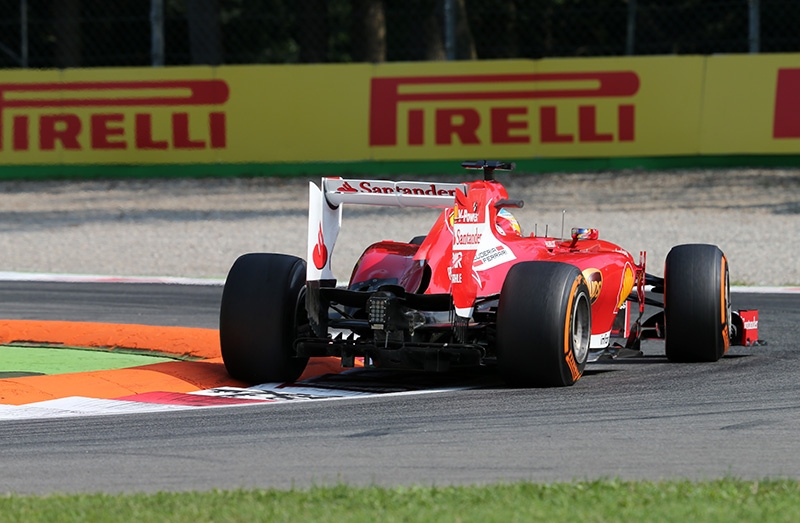 Monzában még mindig ez a közel 25 éves 348-as Ferrari a pályaautó