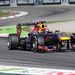 Vettel kigyorsít az Ascariból, a Red Bull keményen a jobb hátsóra támaszkodik