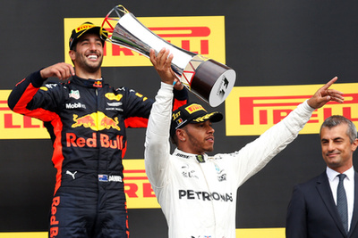 Hamilton nyert, de Ricciardo is örült.
