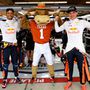 A texasi bika a két Red Bull-pilótával. Daniel Ricciardo, illetve a friss, 2020-ig szóló szerződéshosszabbítást aláíró Max Verstappen a Texas egyetem kabalájával, Bevóval, a bikával