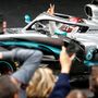 Lewis Hamilton ünnepli győzelmét