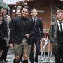 Andreas Gabalier énekes (j) és Nico Rosberg érkezik a temetésre