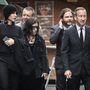 A Rush című filmben a Laudát alakító Daniel Brühl (j2) érkezik a temetésre
