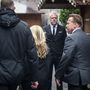 Osztrák hírességek és korábbi, illetve jelenlegi F1-es ismert emberek is búcsút vettek Laudától, itt éppen Arnold Schwarzenegger érkezik a temetésre