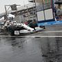 Lewis Hamilton az eső áztatta boxutcában, a verseny rajtja előtti percekben