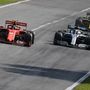 Charles Leclerc és Lewis Hamilton csatáznak