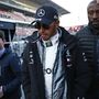 Lewis Hamilton a Mercedes címvédõ brit versenyzõje (k) érkezik a Barcelona melletti montmelói pályán rendezett tesztelésre 2020. február 19-én