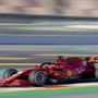 Charles Leclerc a Ferrari monacói versenyzője teszteli versenyautóját