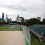 Üres lelátók Melbourne-ben – a helyi egészségügyi hatóságok péntekre legfeljebb nézők nélkül engedélyezték volna versenyhétvége megtartását.