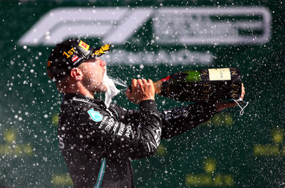 Valtteri Bottas ünnepli győzelmét pezsgővel