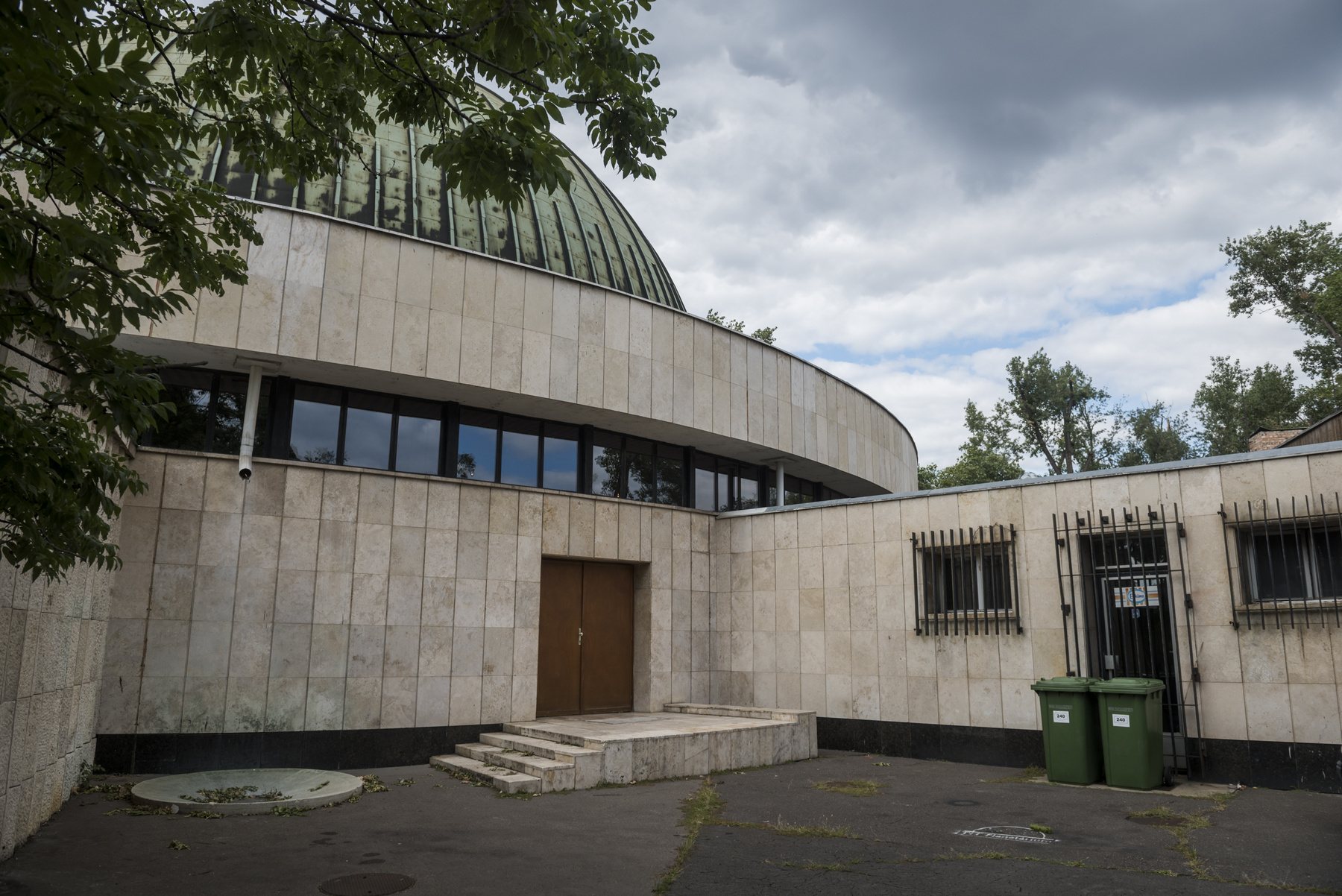 A Planetárium előtti gyülekezőterületet üvegszilánkok borítják.