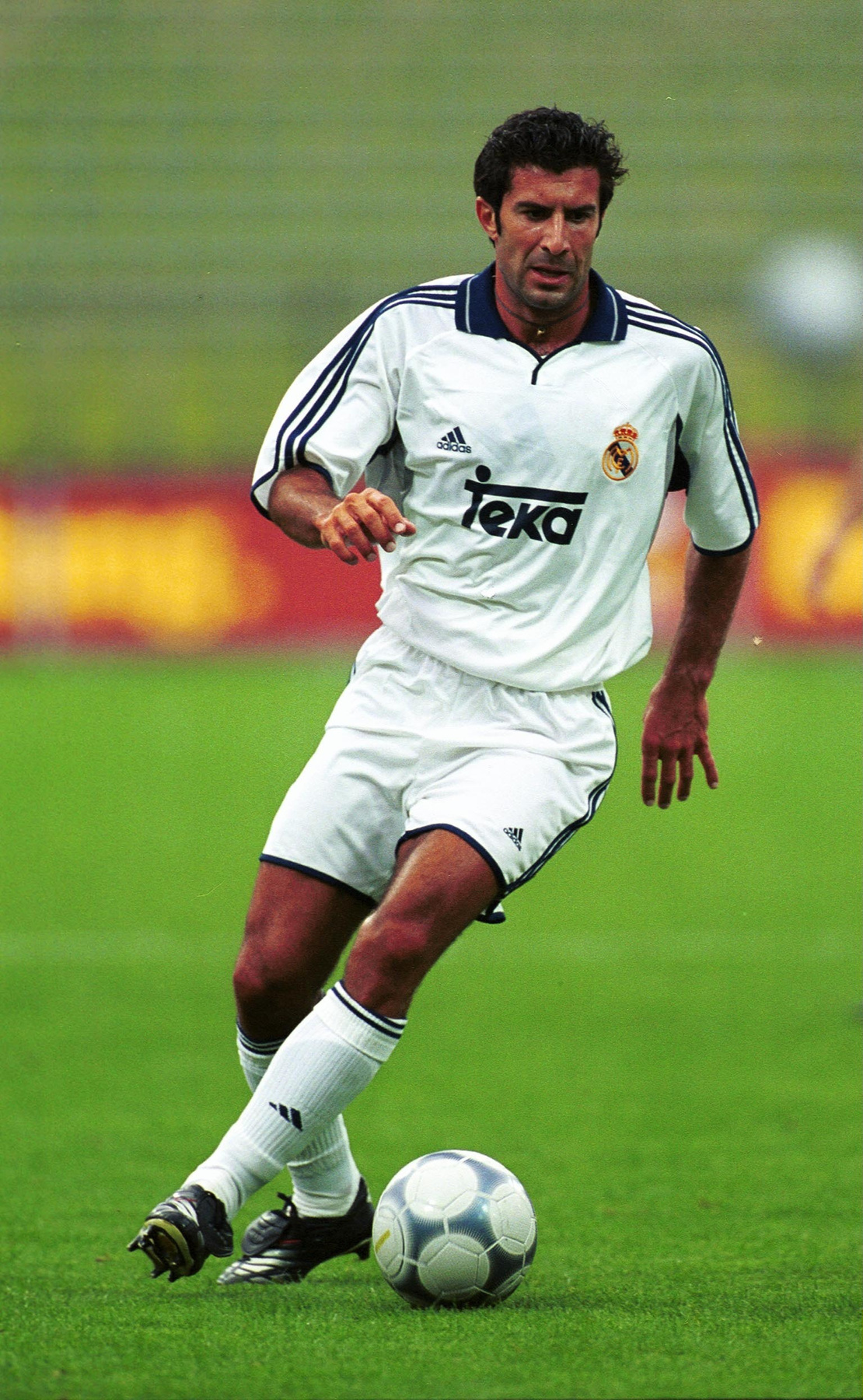 TEKA és Real Madrid, micsoda klasszikus! 1992 és 2001 között volt a konyhabútorgyár Raúlék mezszponzora, a képen látható Figo csak egy szezonon át viselhette a márkanevet a mezén.
