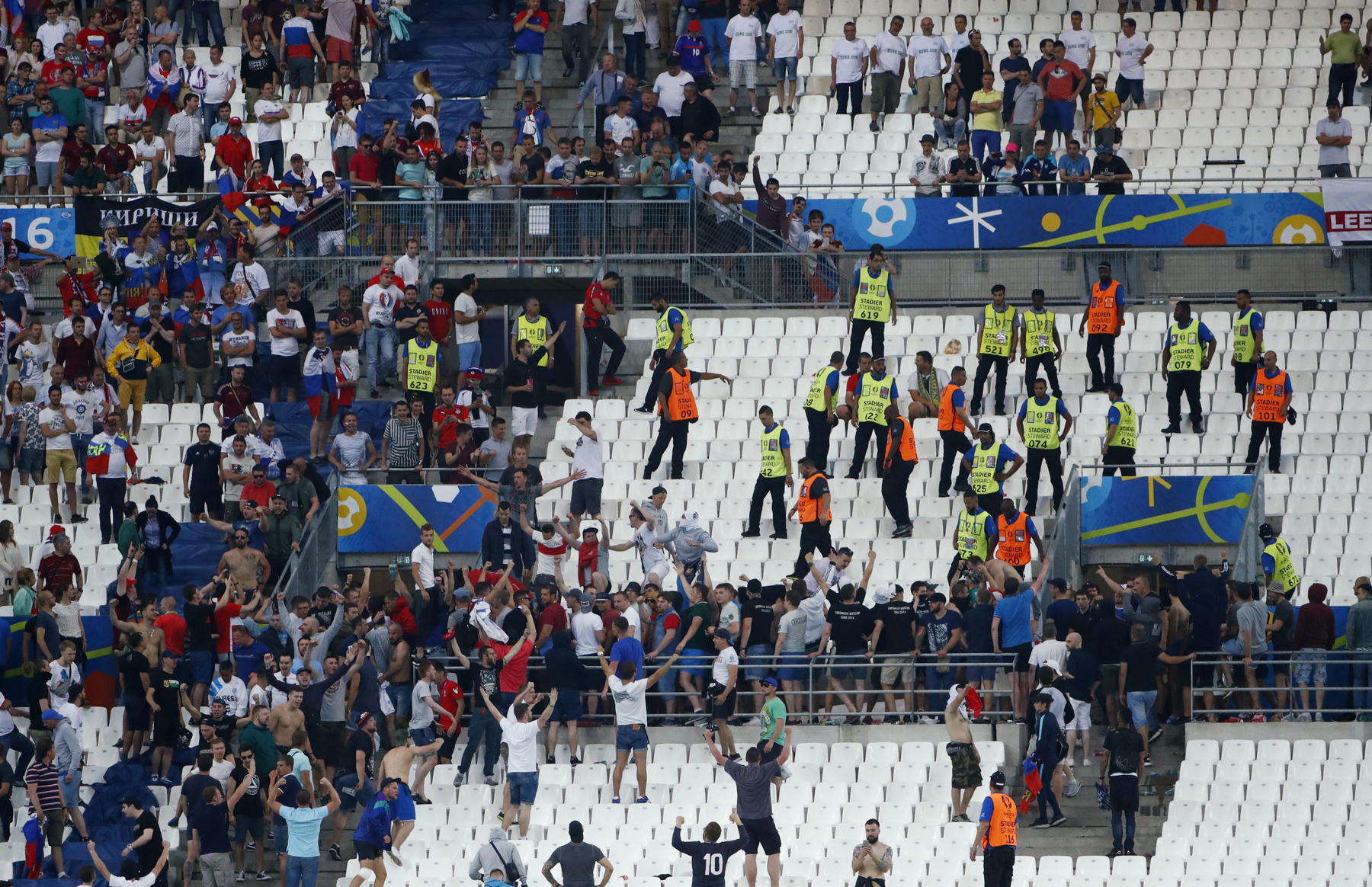 A mérkőzés után a Marseilles-i kikötőben és a stadion környékén is folytatódtak az összecsapások