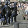 Szurkolók futnak a francia rendőrök elől
