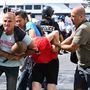 Civilruhás francia rendőrök fognak le egy szurkolót az összecsapások alatt