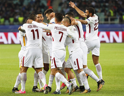 Az olasz AS Roma játékosai ünnepelnek miután gólt szereztek az azeri Qarabag ellen a labdarúgó Bajnokok Ligája C csoportjának második fordulójában játszott mérkõzésen a bakui Olimpiai Stadionban