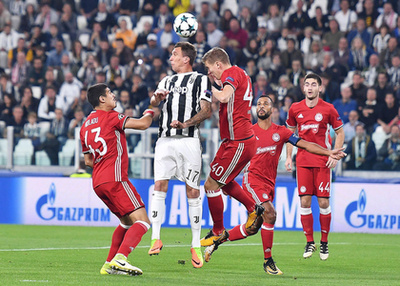 Az olasz AS Roma játékosai ünnepelnek miután gólt szereztek az azeri Qarabag ellen a labdarúgó Bajnokok Ligája C csoportjának második fordulójában játszott mérkõzésen a bakui Olimpiai Stadionban