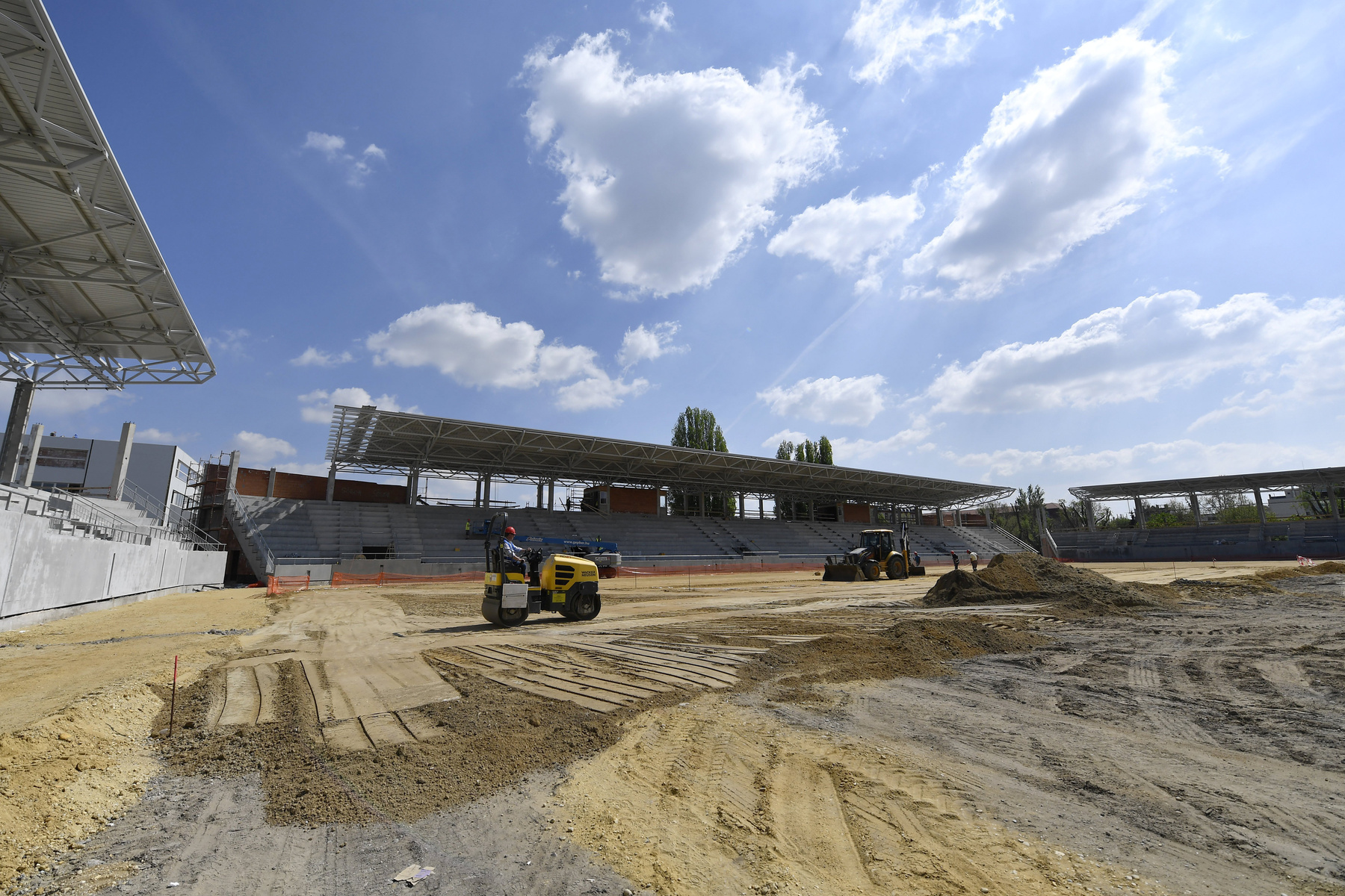 A munkálatokat 2017 tavaszán kezdték, vagyis bő 1,5 év alatt készülhet majd el a stadion.
