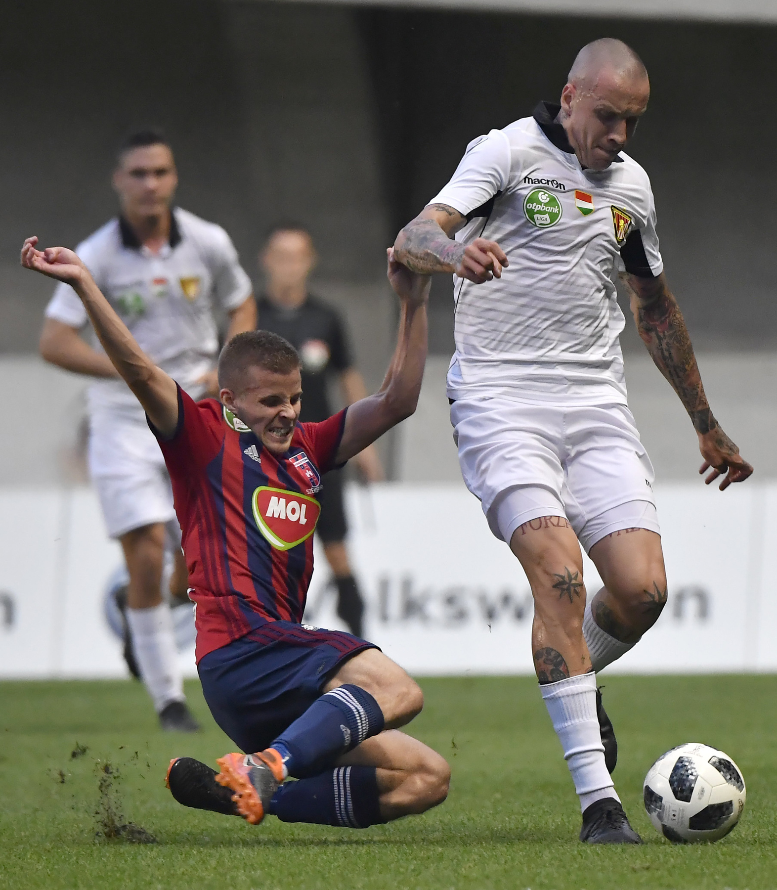 Videoton FC játékosai Marko Nikolic vezetőedzőt dobják fel a levegőbe, miután 2-0-ra legyőzték a Budapest Honvédot. A győzelemmel megszerezte története harmadik bajnoki címét a Videoton labdarúgócsapata.