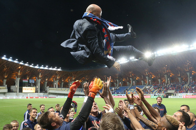 Videoton FC játékosai Marko Nikolic vezetőedzőt dobják fel a levegőbe, miután 2-0-ra legyőzték a Budapest Honvédot. A győzelemmel megszerezte története harmadik bajnoki címét a Videoton labdarúgócsapata.