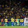 Firmino és csapattársai ünneplik a szurkolókkal együtt Brazília második gólját