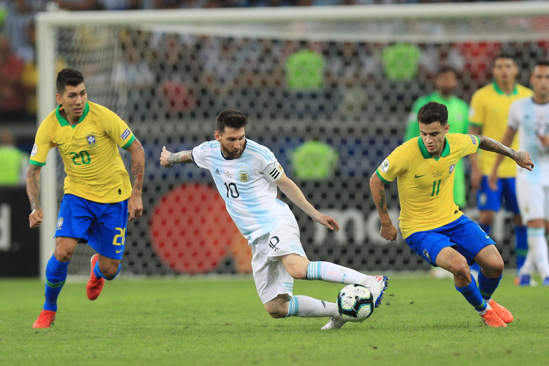 Messi öleli meg Agustin Marchesint, miután Argentína elveszítette a középdöntőt Brazília ellen