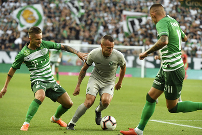 Ferencváros második góljának szerzõje (j2) ünnepel csapattársaival Danilo Ihnatenkóval és Ihor Haratyinnal 