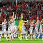 A debreceni csapat tagjai köszöntik szurkolóikat, miután 3-0-ra győztek a labdarúgó Európa Liga selejtezőjének első fordulójában az albán FK Kukesi játszott mérkőzésen a debreceni Nagyerdei Stadionban 2019. július 11-én