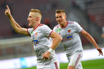 A kispesti Gazdag Dánielt (b2) ünneplik csapattársai, aki 11-esből gólt lőtt