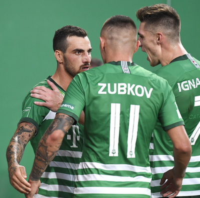 A 11-esbõl gólt szerzõ ferencvárosi Davide Lanzafame (b) csapattársaival Olekszandr Zubkovval és Danylo Ihnatenkóval