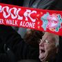Egy Liverpool drukker a csapat himuszát, a You'll Never Walk Alone-t énekli a tragédia 19. évfordulóján, 2008 áprilisában az Anfield stadionban.