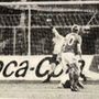 Détári (középen), 10-es mezben) a második félidőben a harmadik gólt lövi. Forrás: Labdarúgás, 1985. április, 4. szám / Arcanum adatbázis