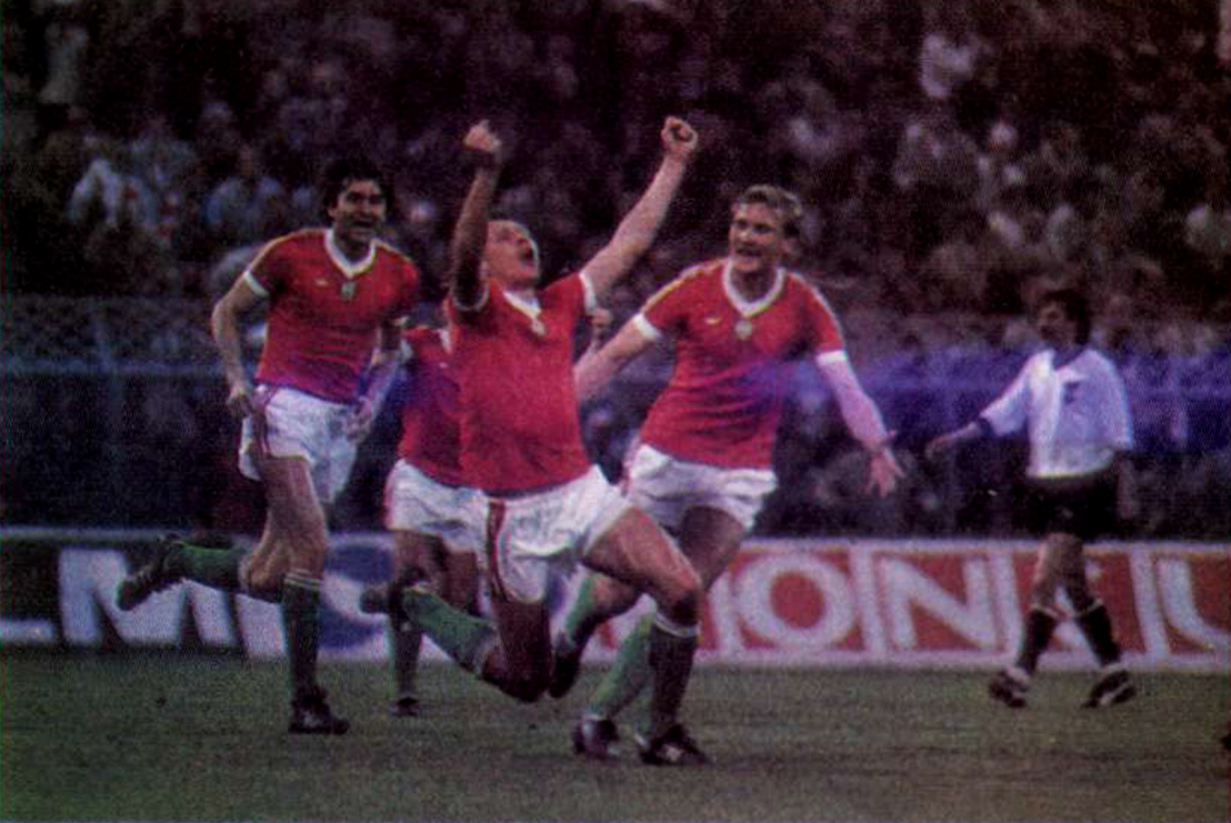 A magyar válogatott a toszteletkör után a győzelmet ünnepli a Hanappi stadionban. Forrás: Labdarúgás, 1985. április, 4. szám / Arcanum adatbázis