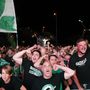 Ferencváros szurkolók ünnepelnek a győzelem utána a Groupama Arénán kívül