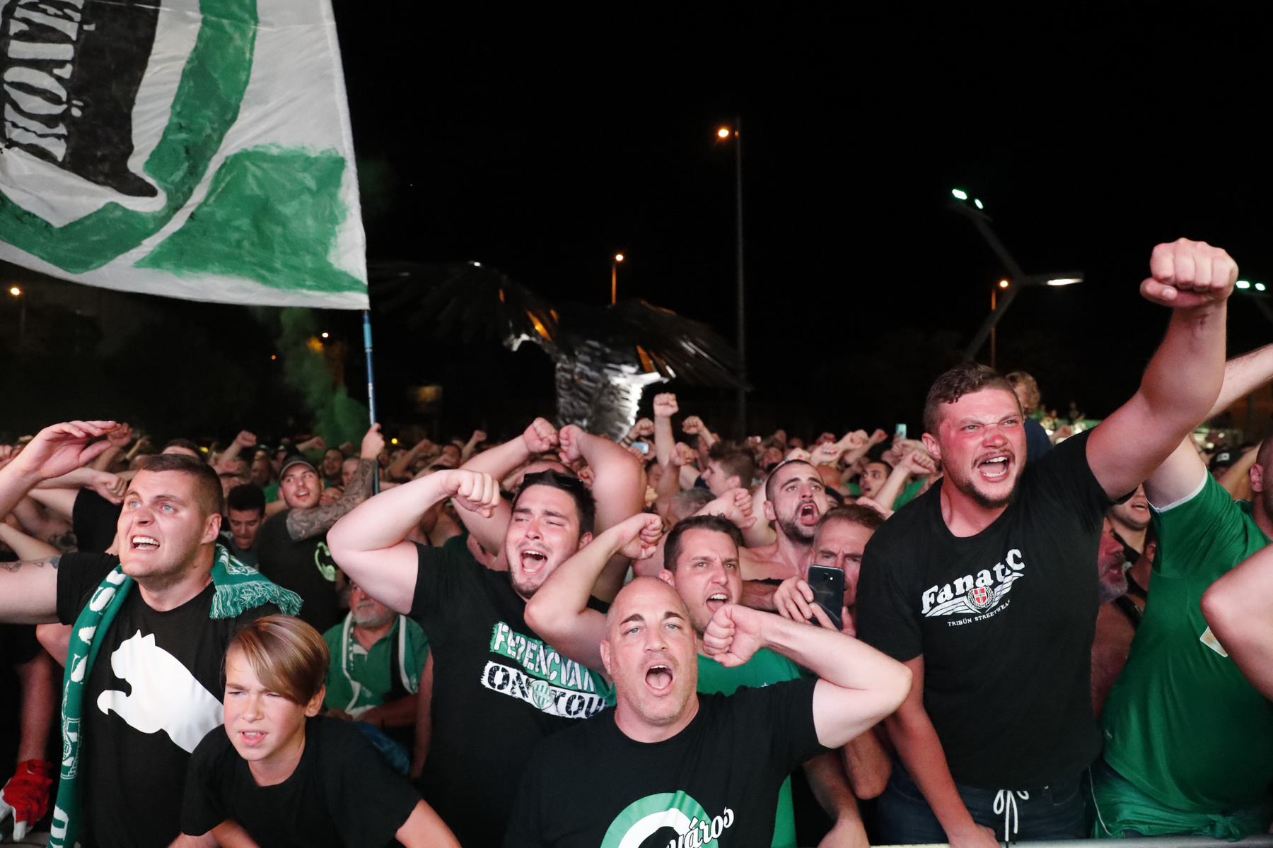 Ferencváros szurkolók ünnepelnek a győzelem utána a Groupama Arénán kívül