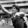 Diego Maradona emeli fel öklét a gólja után az Anglia elleni világbajnokság középdöntőjében 1986. júnus 22-én