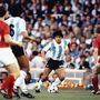 Maradona vezeti a labdát Belgium elleni mérkőzésen a Nou Camp stadionban Barcelonában 1982. június 13-án