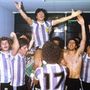 Csapatkapitányként ünnepli Argentína győzelmét Oroszország elleni serdülő világbajnokságon 1979. szeptember 7-én Japánban