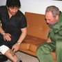 Maradona mutatja tetoválását Fidel Castrónak Kubában, miután túlesett egy kokain elvonókúrán 2001. október 29-én