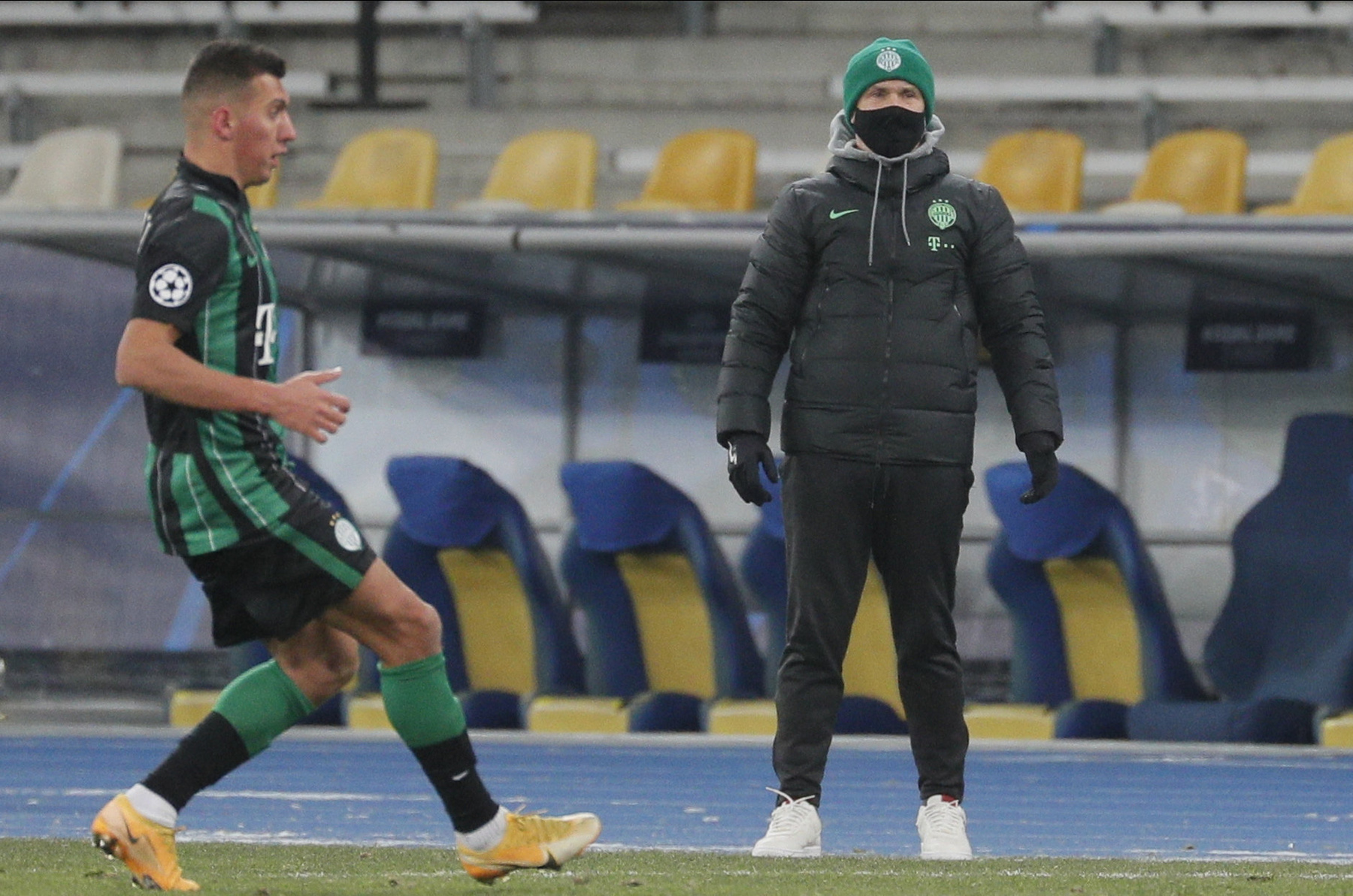 Ammar Ramadán a Ferencváros (b) és Szerhij Szidorcsuk a Dinamo Kijev játékosa