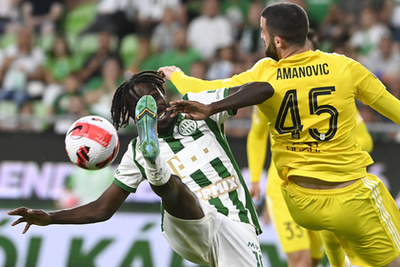 A ferencvárosi Adama Traoré (b) ünnepli gólját csapattársaival Tokmac Nguennel és Aissa laidounival a labdarúgó Bajnokok Ligája selejtezõjének 1. fordulójában játszott Ferencváros - Tobol Kosztanaj visszavágó mérkőzésen a Groupama Arénában 2022. július 13-án