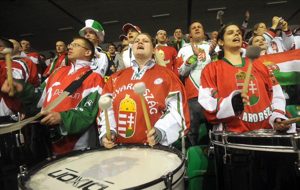Magyar szurkolók biztatják csapatukat a férfi jégkorong Divízió I-es világbajnokság második fordulójában játszott Magyarország - Lengyelország mérkőzésen Ljubljanában.